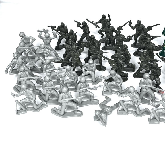 Army men plastic figures. 47 pieces approx 2" tall - Picture 4 of 7